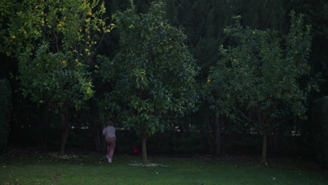 Kleines-Mädchen,-Das-Draußen-Mit-Ball-Spielt