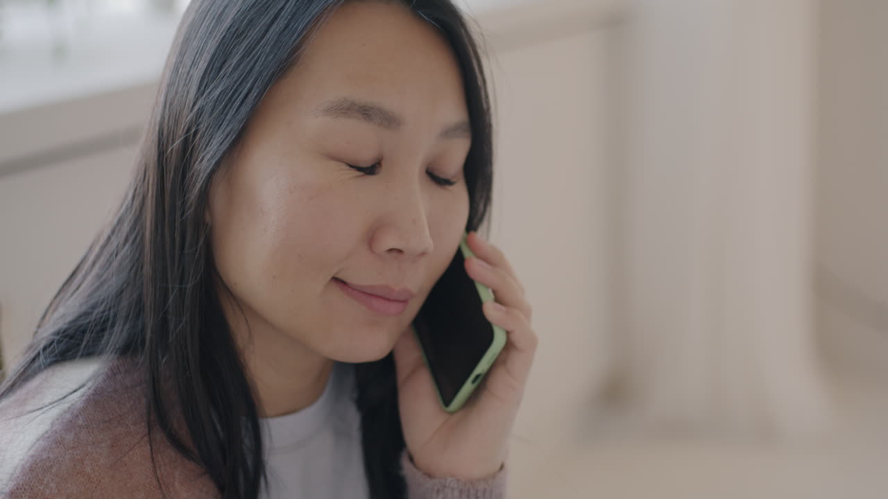 전화 통화하는 여자