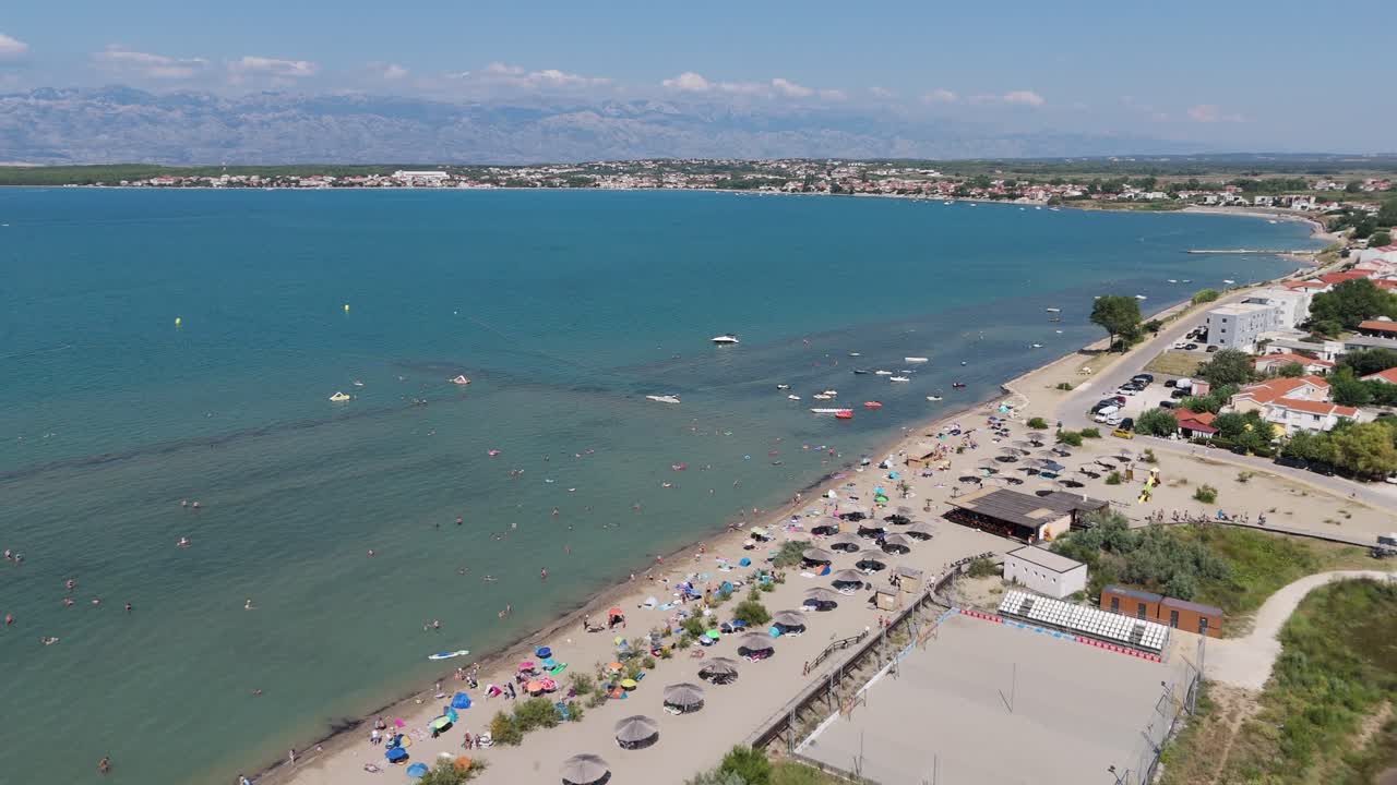 исторический город нин лагуна с воздушным видом на фоне горы велебит, регион далмация, хорватия