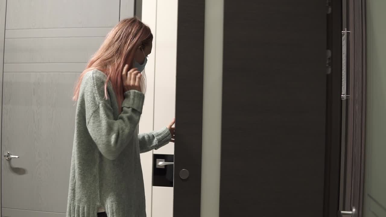 retrato de una mujer que elige puertas en una ferretería con máscara