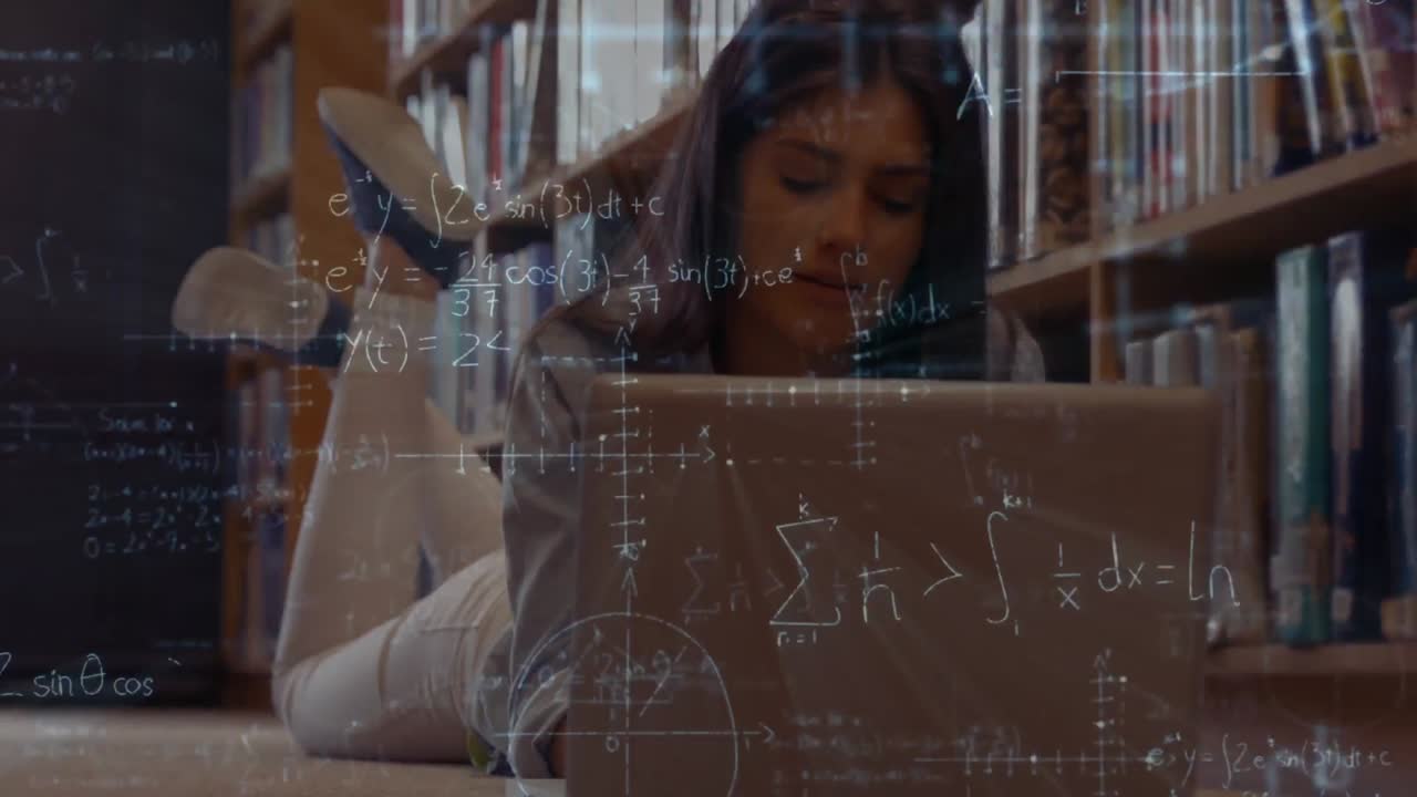 estudiante usando su computadora portátil en la biblioteca