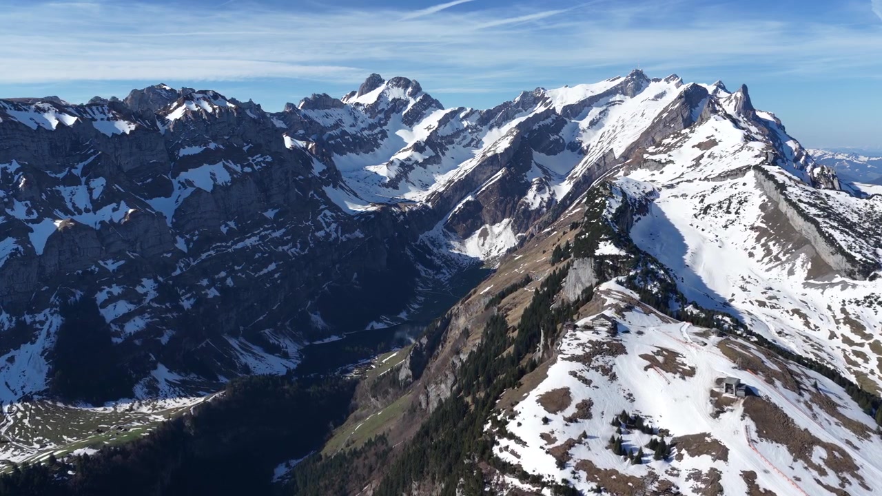 Kuzeydoğu İsviçre'nin Appenzell bölgesindeki Alpstein masifi üzerinde kışın havadan İsviçre Alpleri görünümü.