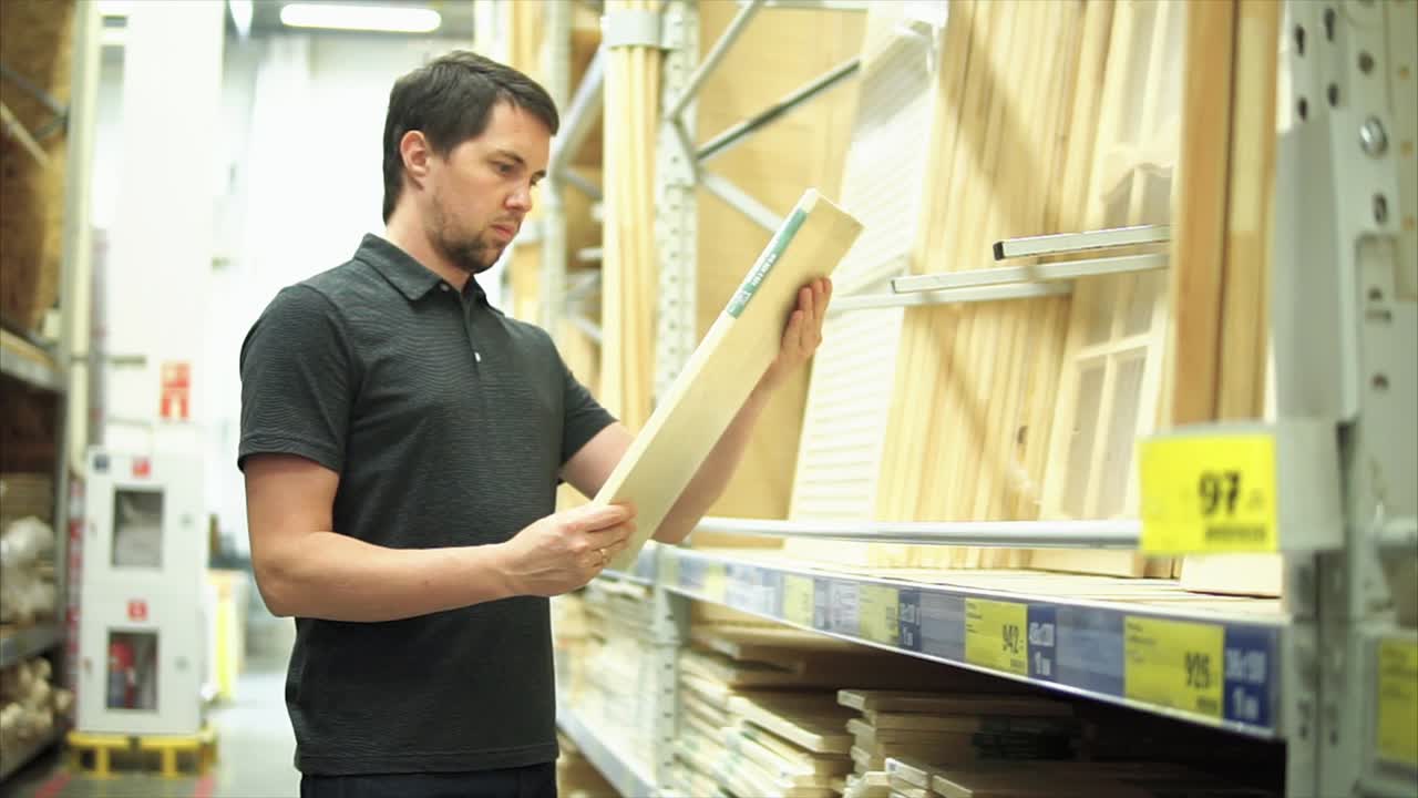 hombre comprando madera en una tienda de mejoras para el hogar