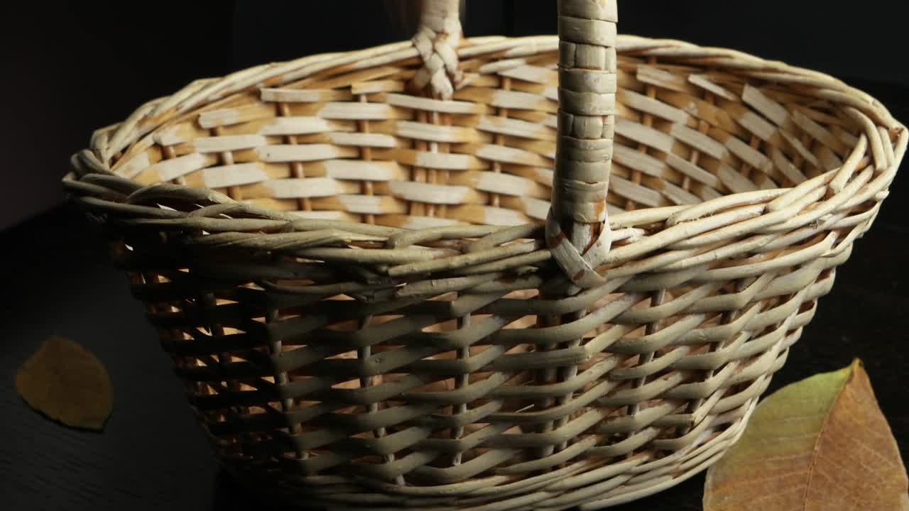 la canasta de mimbre está llena de nueces.