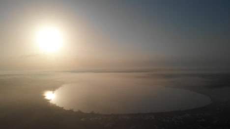 Vuelo-De-Drones-Sobre-El-Lago-En-México-Durante-El-Amanecer-En-La-Hermosa-Naturaleza