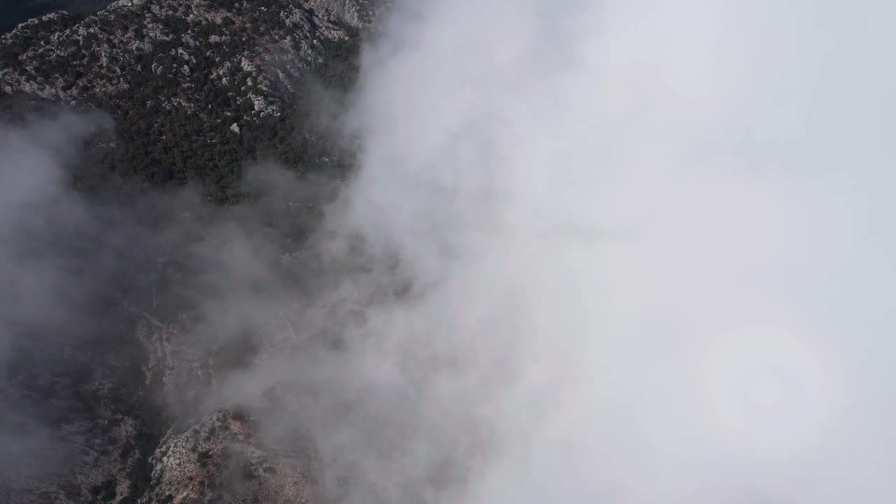 구름을 통과하는 공중이 언덕에 있는 테르메소스 원형극장을 드러냅니다.