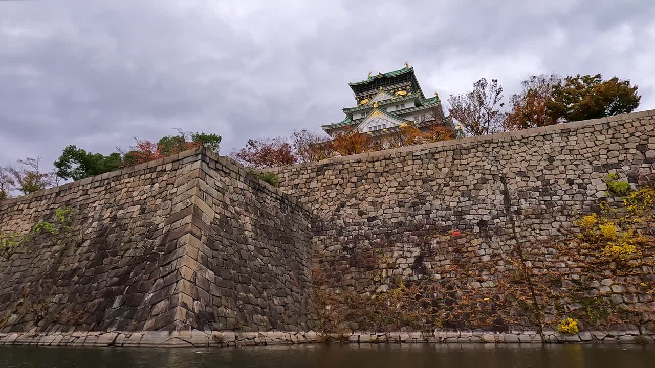 vista desde el foso del castillo al famoso castillo de osaka en japón