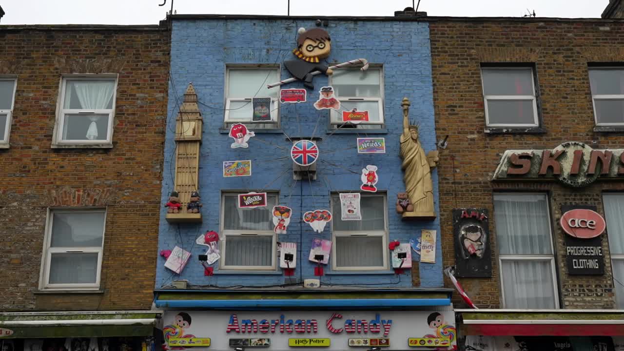Candy store facade with London and American decorations featuring playful Harry Potter theme