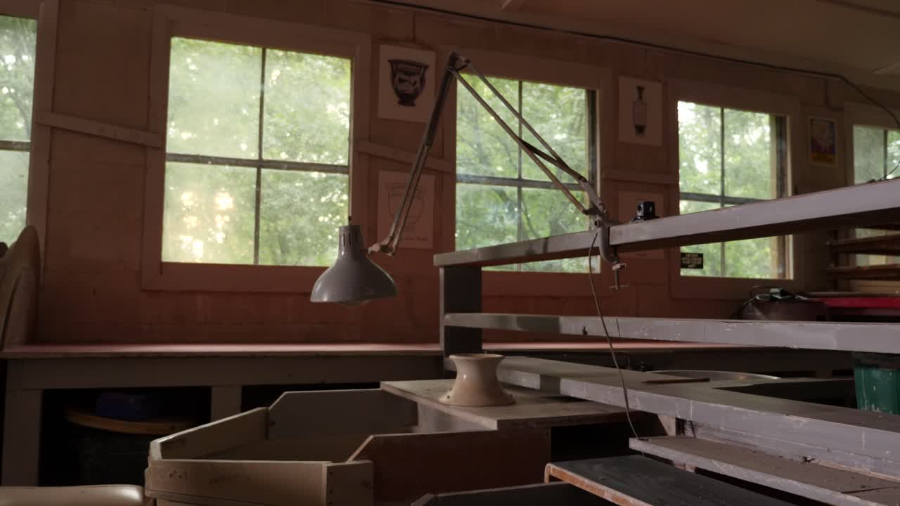 lámpara en un taller de cerámica