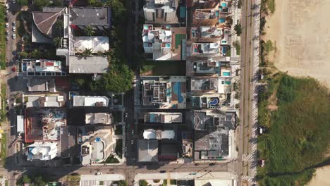 una vista de pájaro de los edificios situados a lo largo de la costa en matinhos