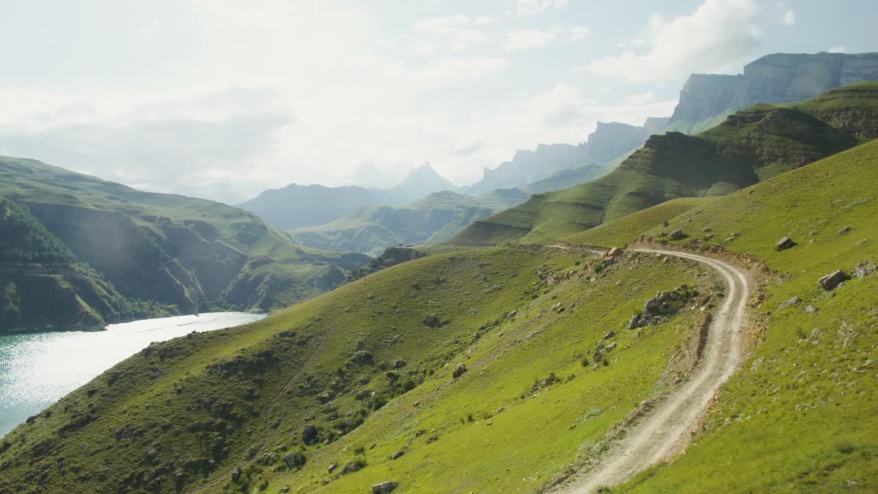 Paesaggio montano con strada tortuosa e lago