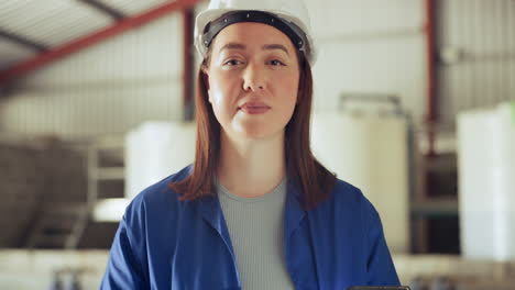 mujer seria, cara e ingeniero con sombrero duro