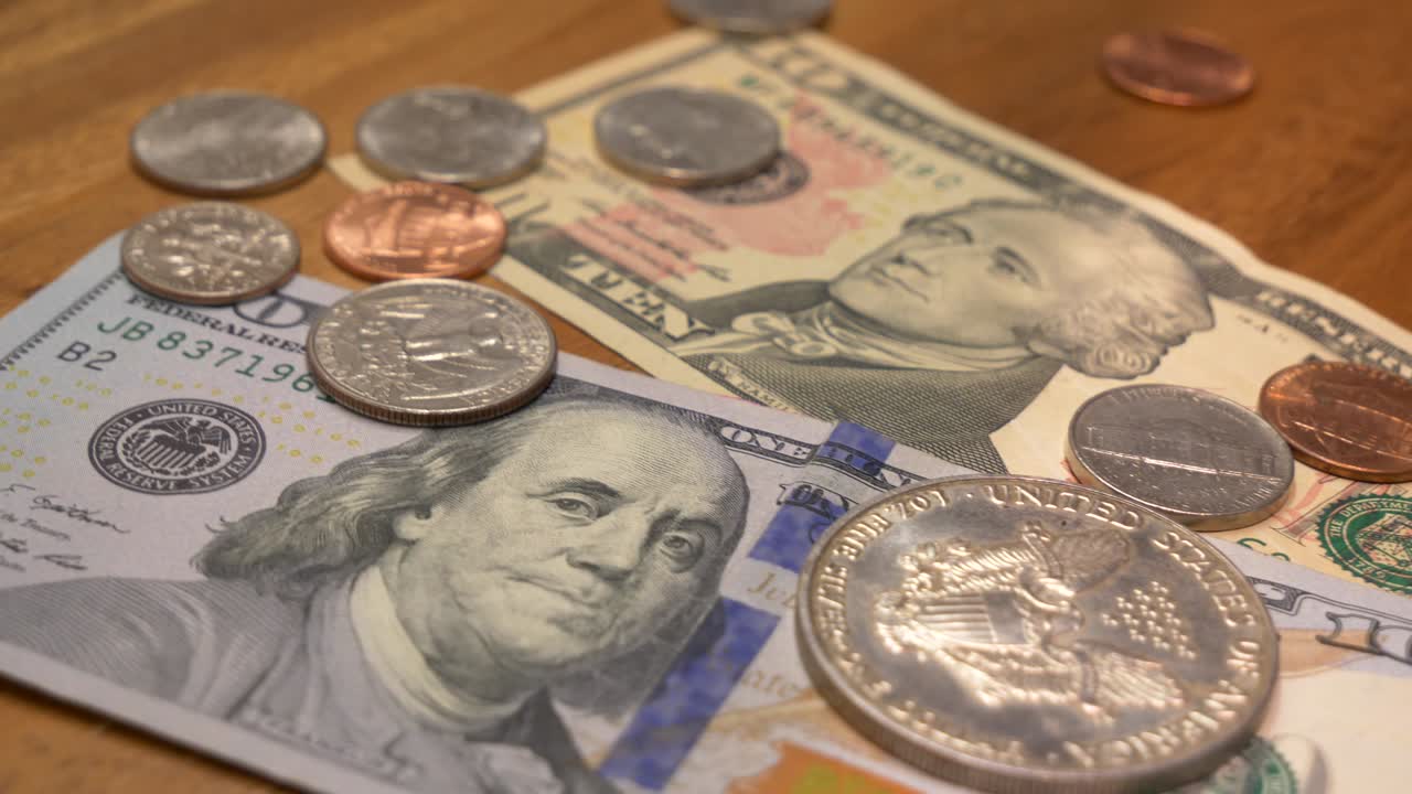 billetes de dólar. dinero en efectivo billetes y monedas. textura de la cara de franklin. concepto de finanzas e inversión. toma de primer plano. intercambio de divisas de cien usd. rica economía empresarial de los estados unidos