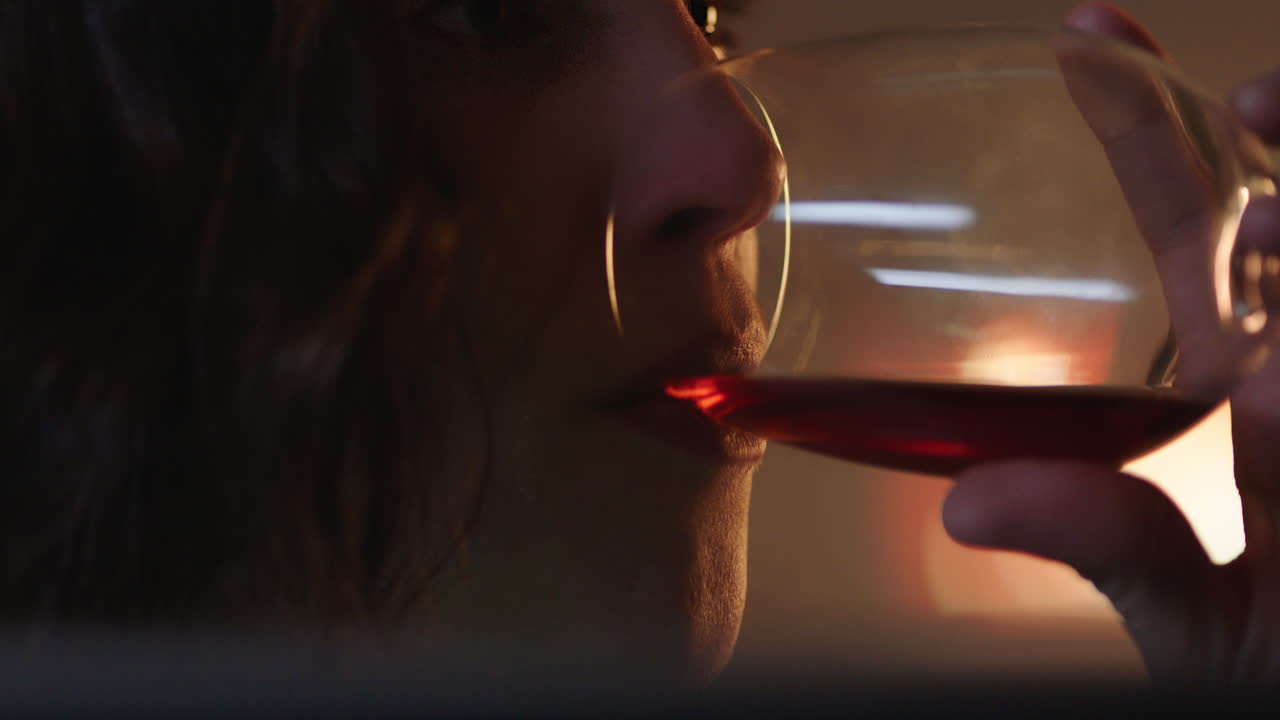 태블릿 컴퓨터를 사용하여 슬픈 영화를 보고 울고 있는 불행한 여성의 초상화 화면을 보고 집에서 와인을 마시고 헤어지고 있습니다.