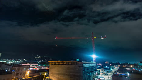 Lapso-De-Tiempo-De-La-Noche-De-La-Grúa-Sobre-El-Desarrollo-Del-Centro