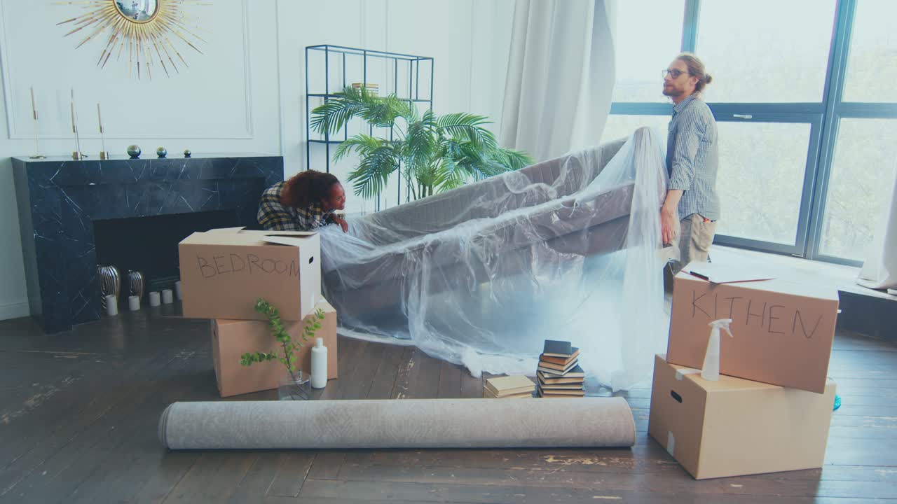 proyecto creativo de renovación del hogar en una sala de estar luminosa con la familia