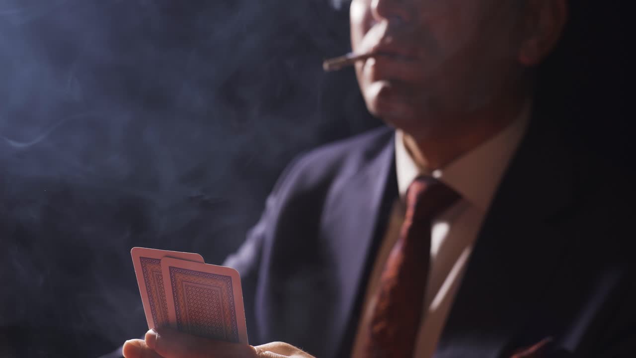 부유한 사업가는 카지노에서 담배를 피우고 도박을 합니다.