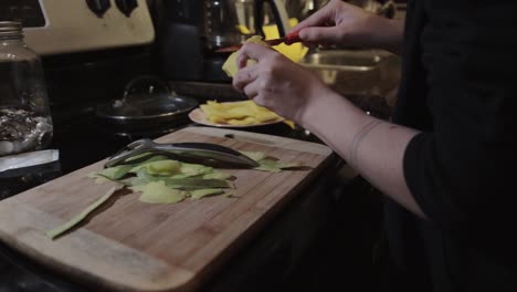 Eine-Person,-Die-Mangofrüchte-Mit-Einem-Scharfen-Messer-Schneidet---Nahaufnahme