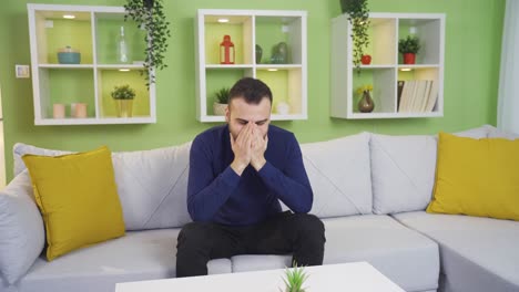 el hombre alegre y emocionado es feliz.