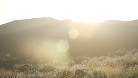 puesta de sol sobre los campos del valle