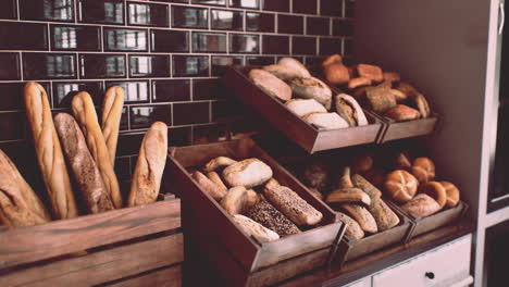 Frisches-Brot-Auf-Regalen-In-Der-Bäckerei