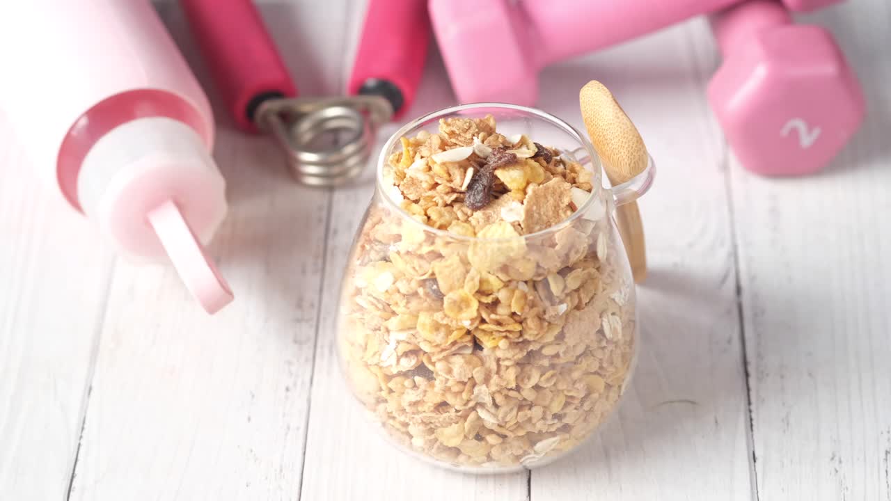 desayuno saludable con equipo de fitness