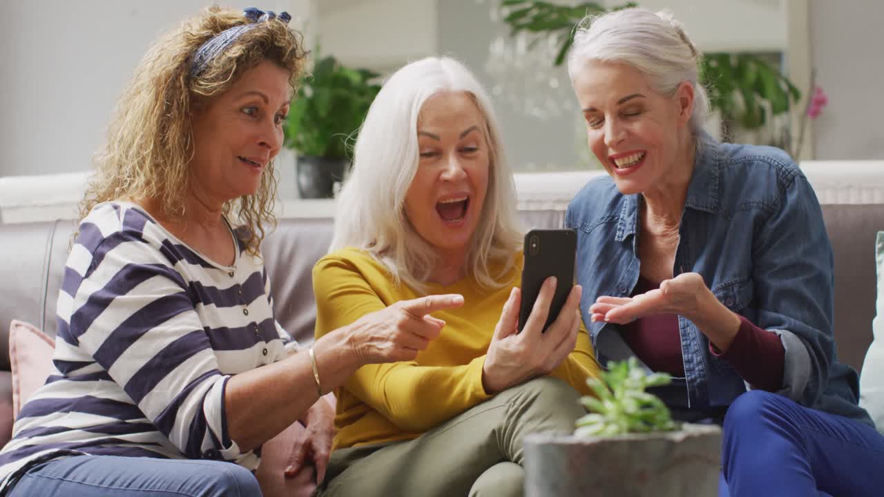 Animazione di amiche anziane felici e diverse che usano lo smartphone