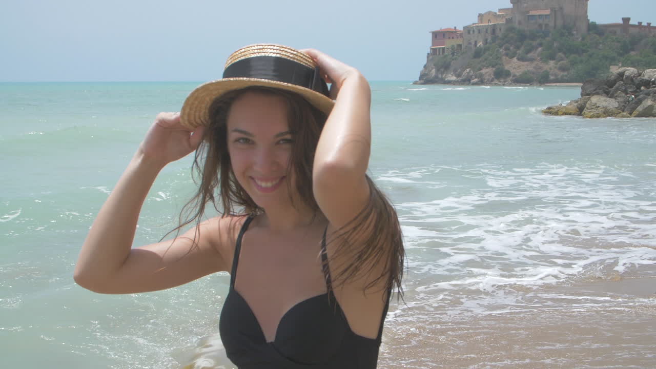 hermosa mujer en una playa con vistas a un castillo