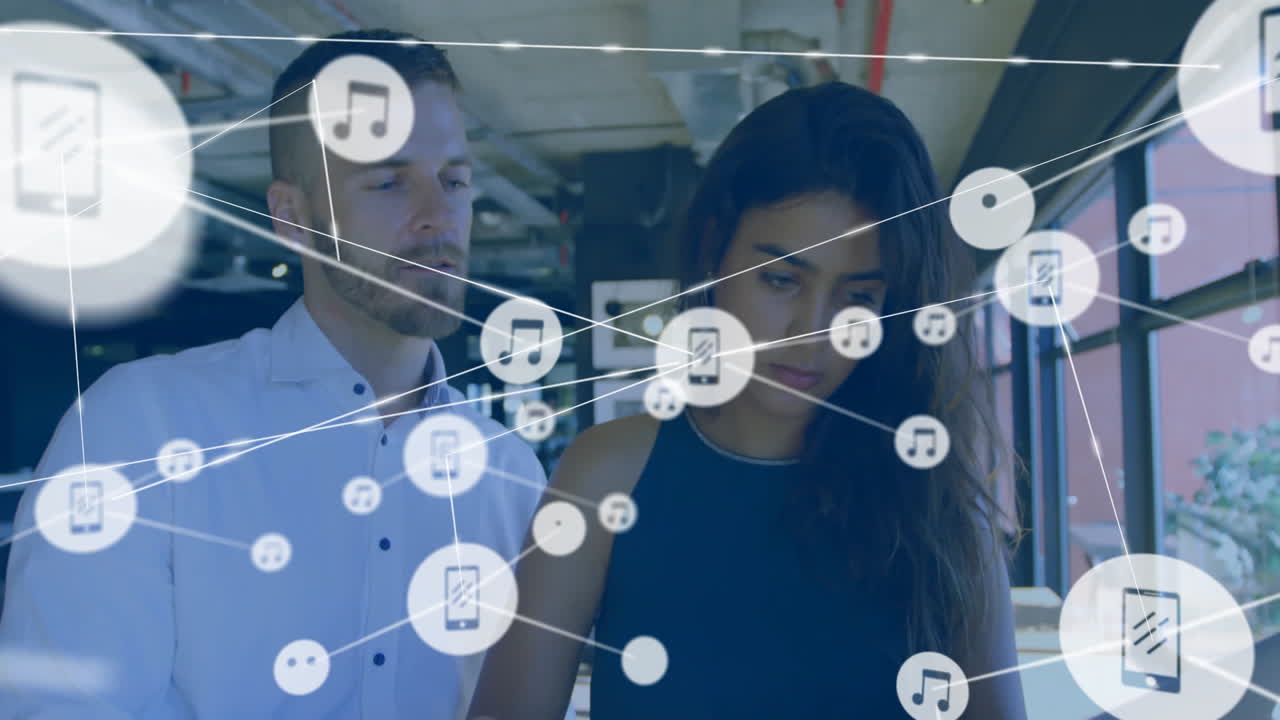 animación de una red de conexiones entre diversos colegas que discuten el trabajo en la oficina