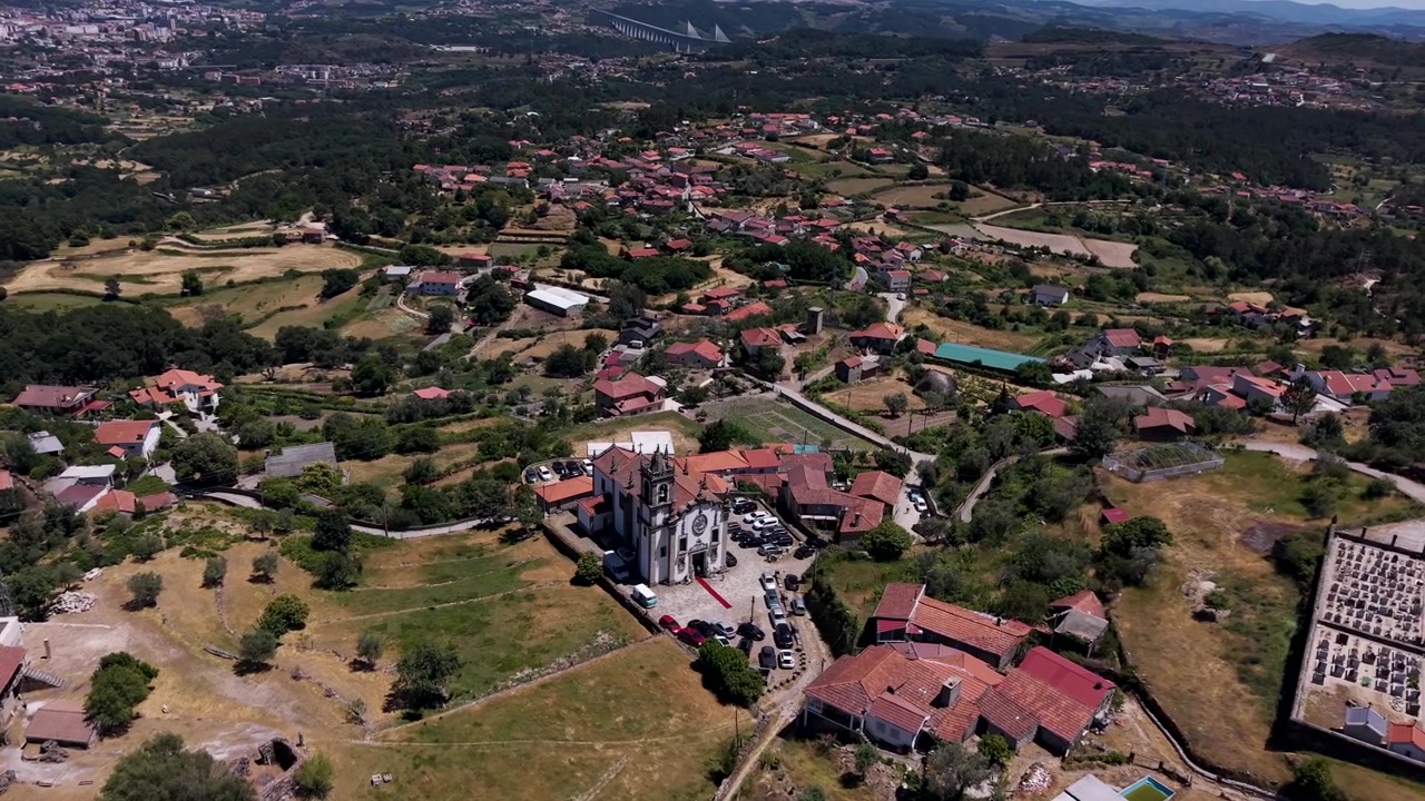 Vista aerea - Igreja de Mondrões Vila Real Portogallo con cimitero del villaggio, terrazze e città sullo sfondo
