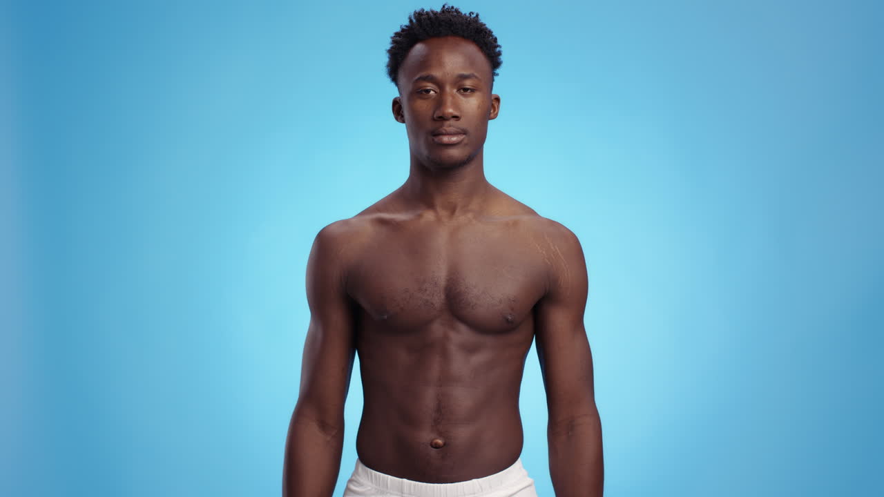 retrato de un hombre sin camisa