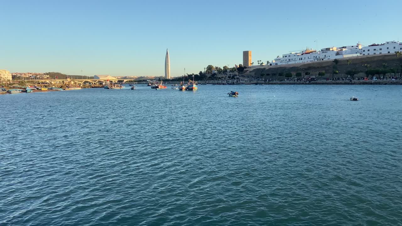 해가 지면 라바트 시의 부 레그 강에서 항해하는 다른 배들