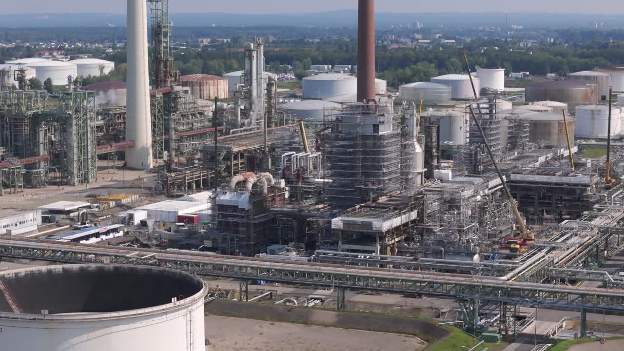 chimenea de una planta de energía en una gran industria en colonia, alemania