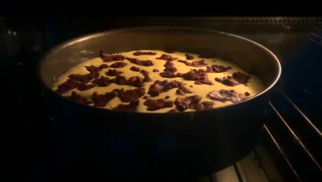 Nahaufnahme-Eines-Käsekuchens-Mit-Schokoladenbacken-Im-Heißen-Ofen