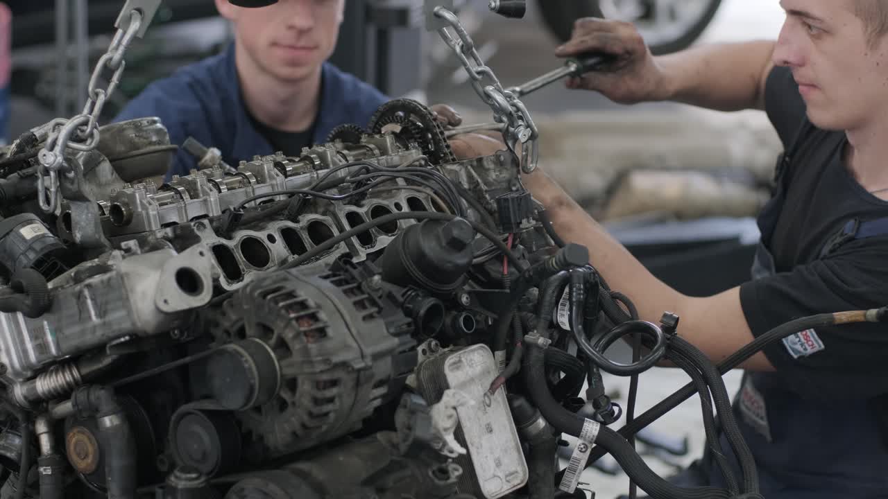 reparación de motores de automóviles en un garaje