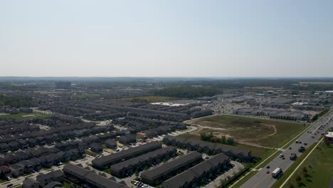 Drone-Volando-Sobre-Un-Barrio-Suburbano-En-Londres,-Ontario