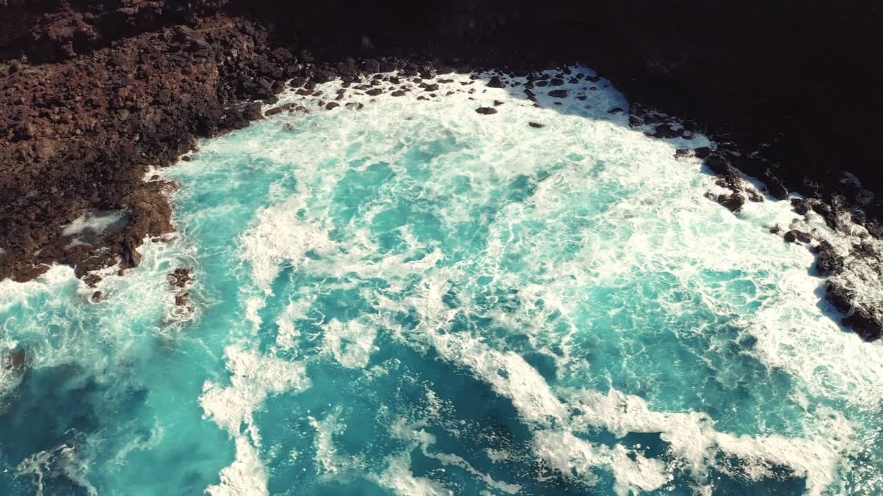 lanzarote의 야생 해안의 드론 샷