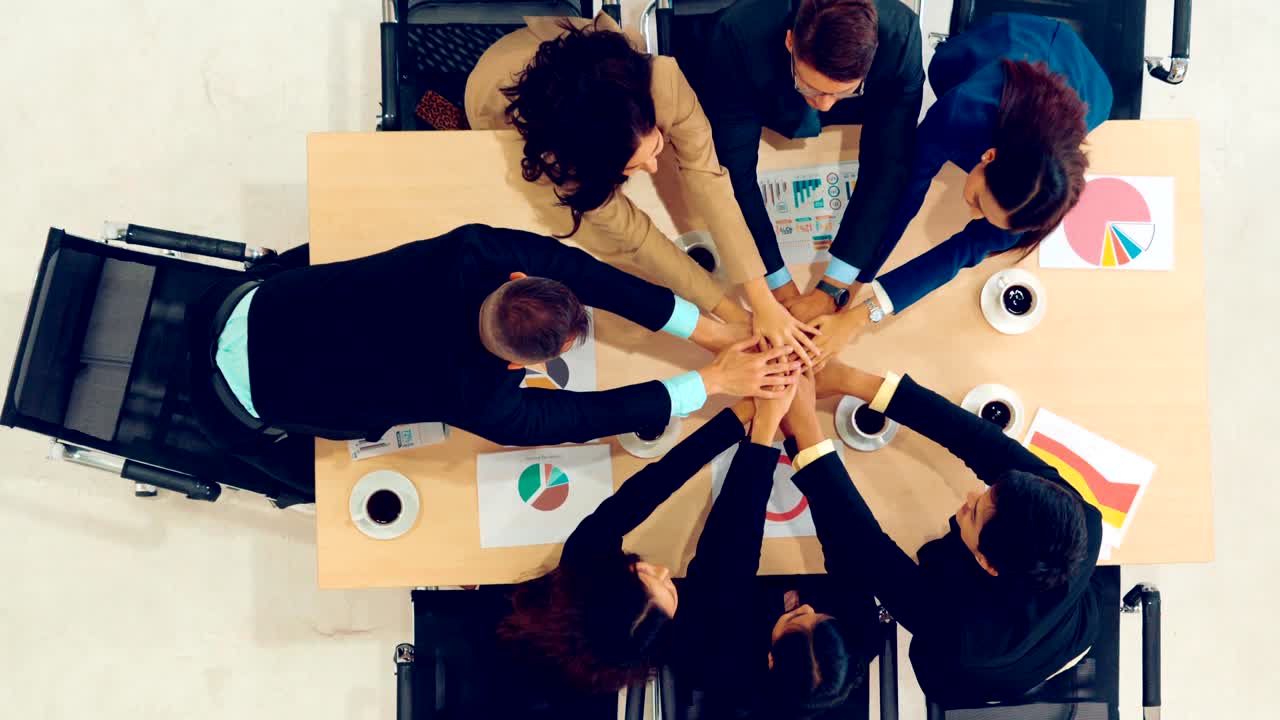 행복 한 사업가 들 은 팀워크 의 성공 을 축하 한다