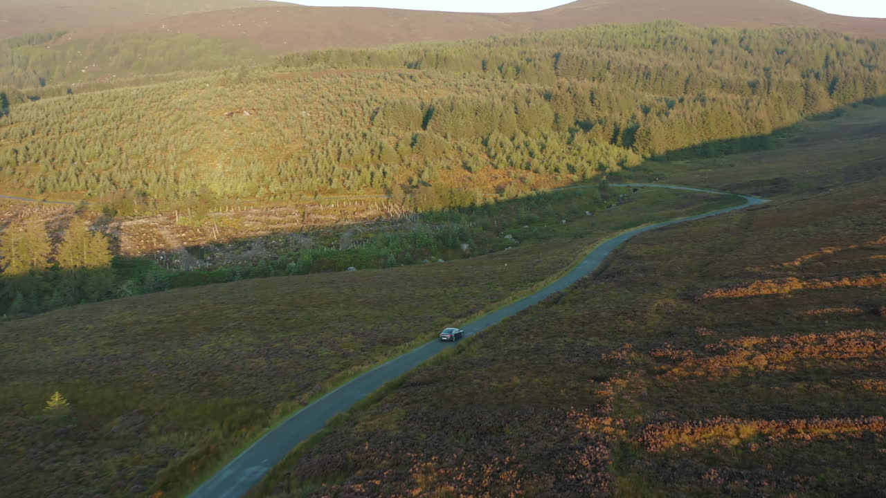 산길을 달리는 자동차를 따라가는 조감도, 후속 촬영, 4k, 드론 영상
