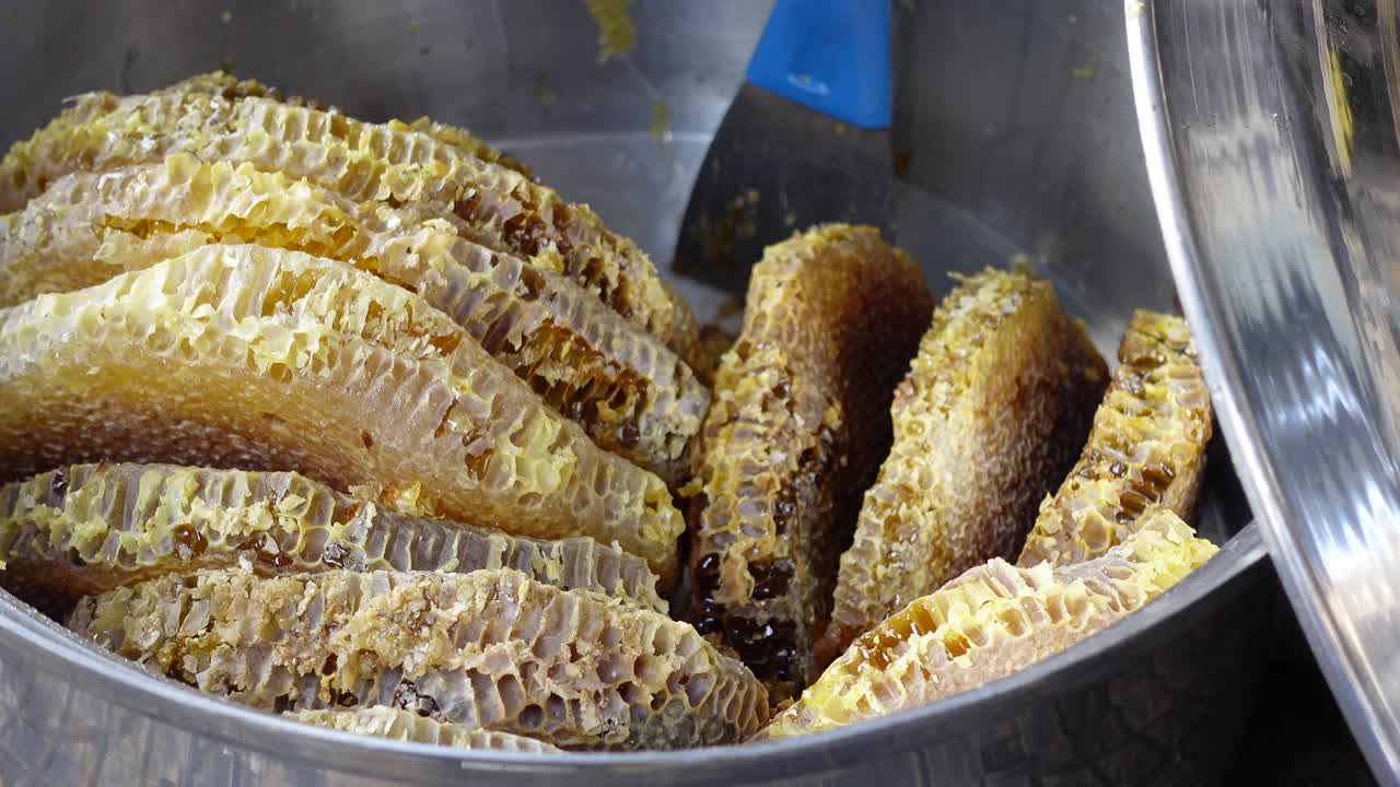 panal de miel en una olla de metal