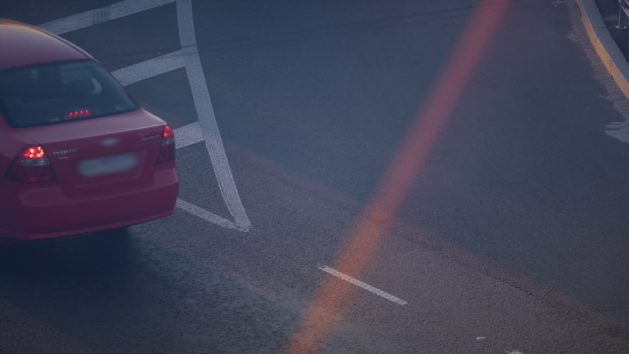 conducir un coche por la carretera de la ciudad, alejarse, disparar un avión no tripulado, el concepto de demarcación de la ingeniería del tráfico.