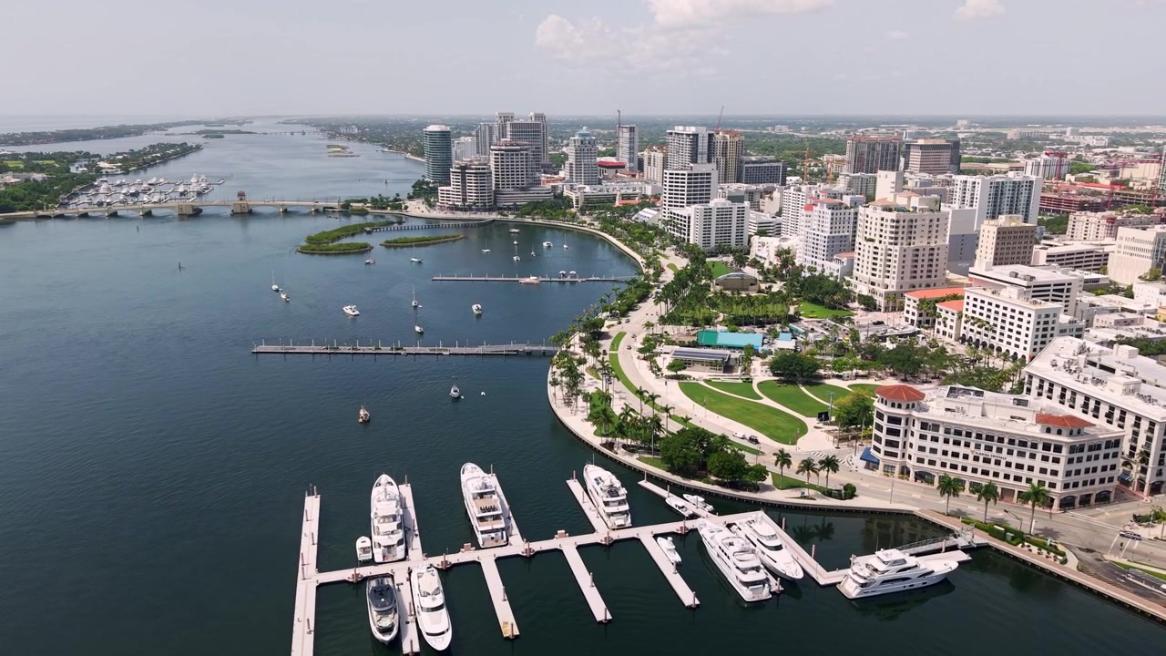 Marina e skyline sul lungomare di West Palm Beach con yacht di lusso, ripresa aerea in dolly lungo Flagler Drive