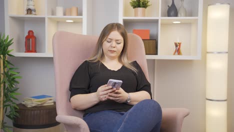 Die-Junge-Frau,-Die-Am-Telefon-Schlechte-Nachrichten-Bekam.