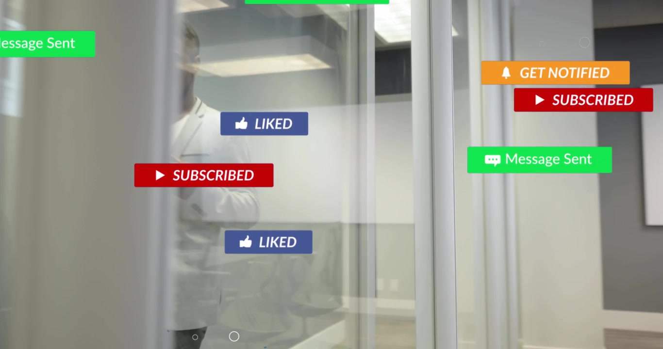 Un uomo cammina nel corridoio, parlando al telefono e facendo riflettere icone social sul vetro per il marketing.