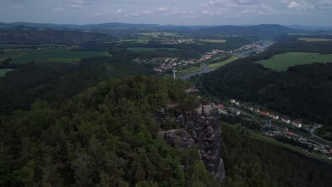 espectaculares imágenes aéreas de drones volando y descendiendo a la altura de la montaña con vistas al hermoso valle en el fondo en sajonia alemania