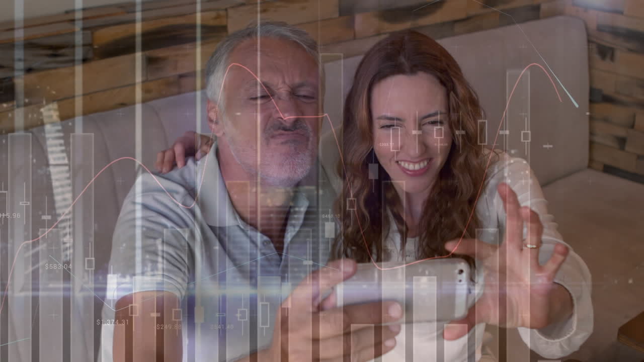 animación de múltiples gráficos y flash de lente sobre una pareja caucásica tomando selfies en los cafés.