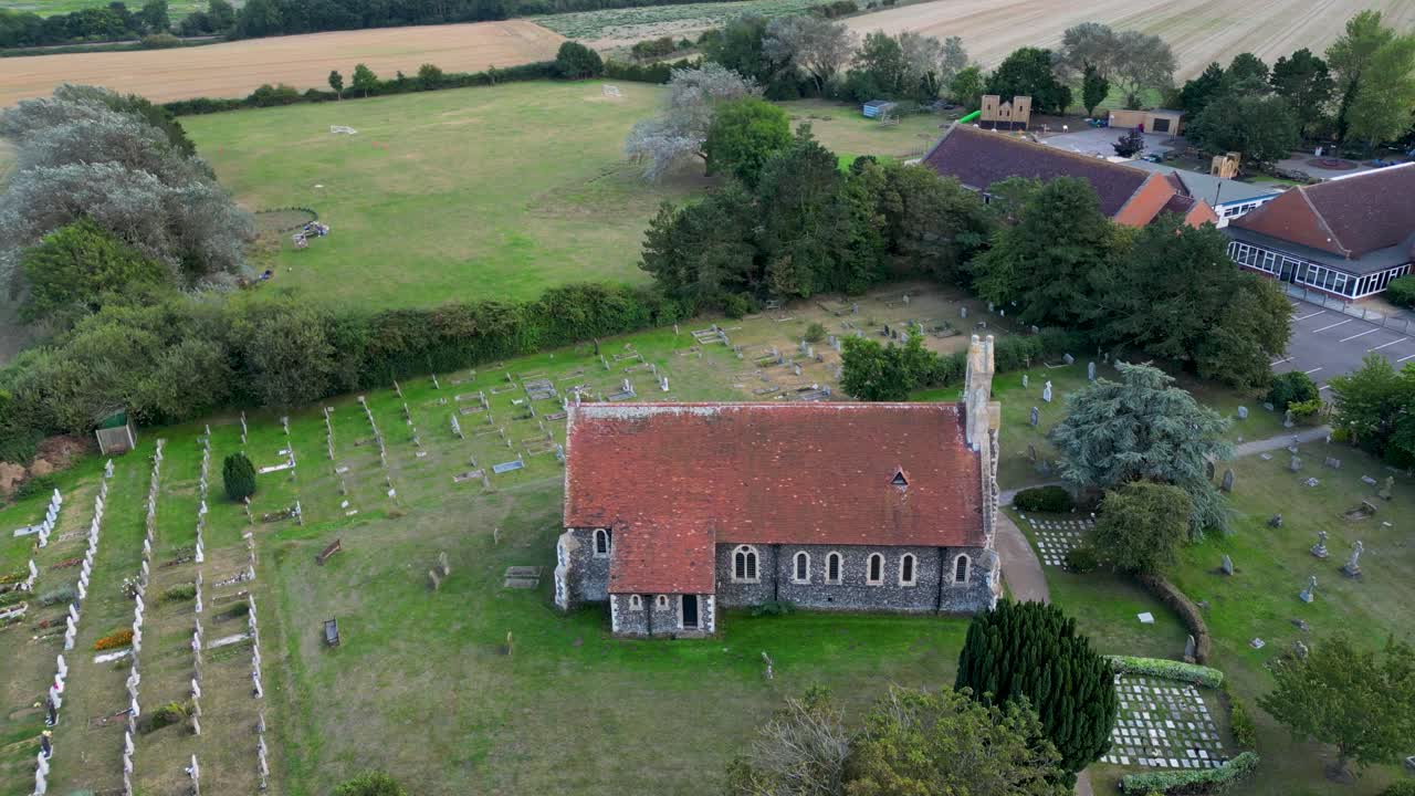 drone volando hacia la iglesia de st.