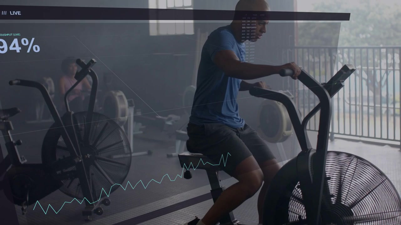 Homem em air bike na academia pedalando, iniciando rastreamento HUD 94% enquanto segura as manoplas, acionando o ventilador