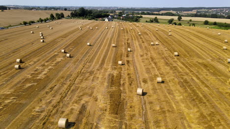 Luftfahrt-Von-Feldern-Mit-Heuballen-In-Der-Polnischen-Landschaft