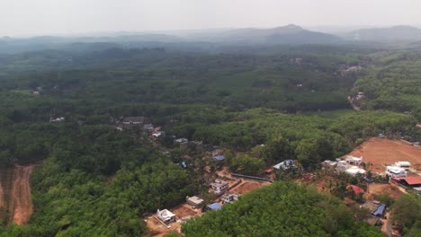una zona rural en kerala que está rodeada de colinas y ocupación de casas